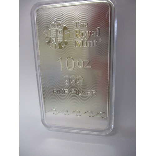 113 - A Royal Mint 10oz .999 fine silver ingot, in plastic display case depicting Britannia to the reverse