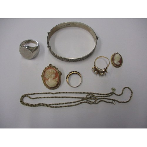 115 - A parcel of vintage yellow metal, gold and silver jewellery items, approx. gold weight 7.5g, approx.... 