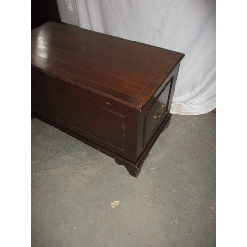 307 - A 20th Century mahogany blanket box. Width 92cm, height 52cm, Depth 45cm in used condition