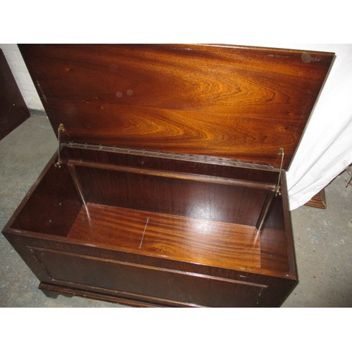 307 - A 20th Century mahogany blanket box. Width 92cm, height 52cm, Depth 45cm in used condition