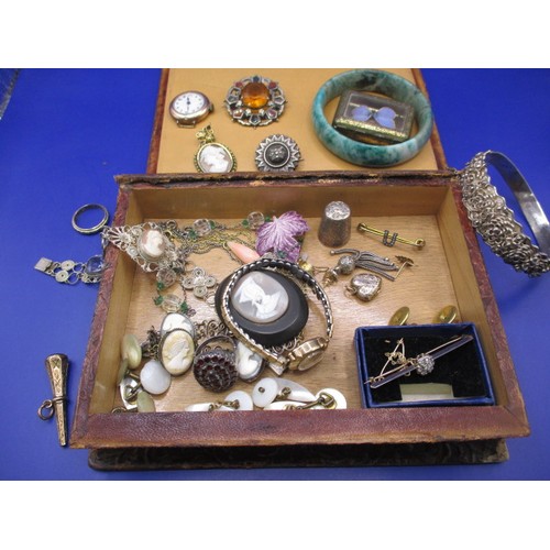 150 - A parcel of vintage costume jewellery items, to include a small amount of gold and silver. All in us... 