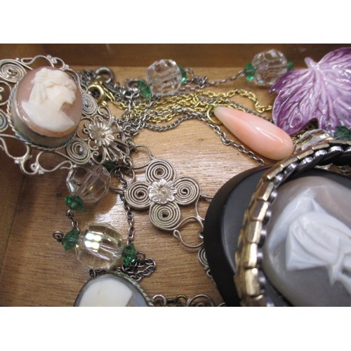 150 - A parcel of vintage costume jewellery items, to include a small amount of gold and silver. All in us... 