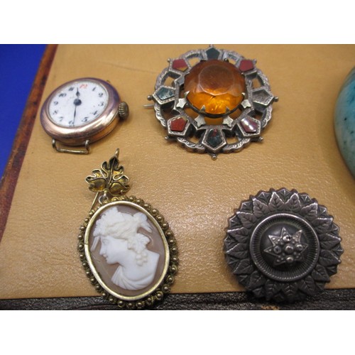 150 - A parcel of vintage costume jewellery items, to include a small amount of gold and silver. All in us... 