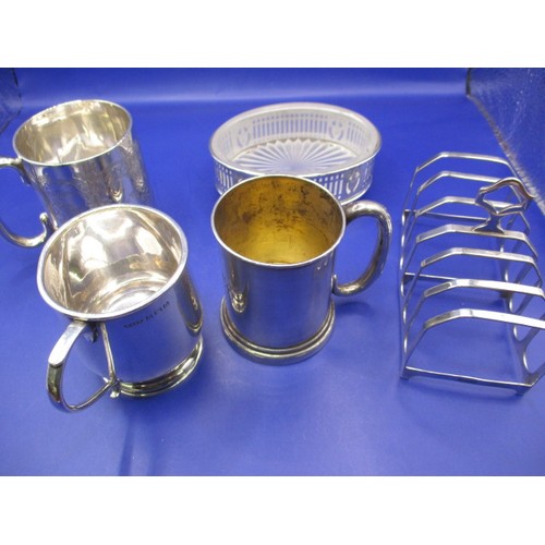 127 - A parcel of sterling silver items, to include small tankards and a toast rack. Approx. parcel, witho... 