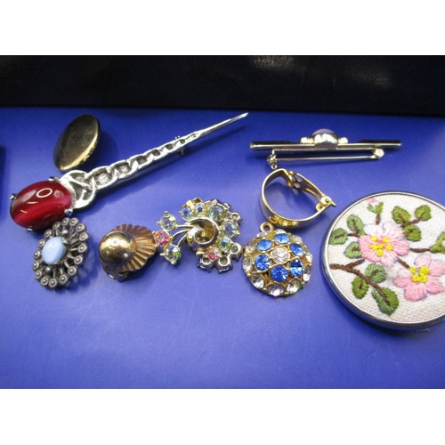 151 - A quantity of costume jewellery necklaces and other jewellery items. In used condition, with age rel... 