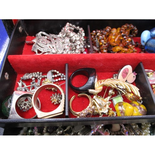 152 - A vintage jewellery box with contents, to include numerous necklaces, rings and brooches, all in use... 