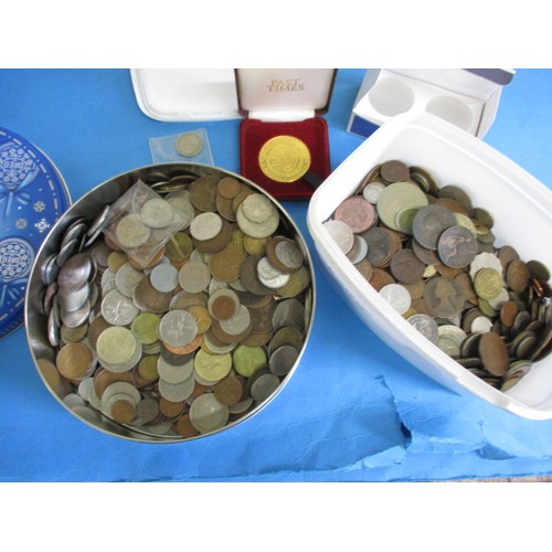 141 - A large quantity of vintage world coins, approx. 7kg in total, all in circulated condition