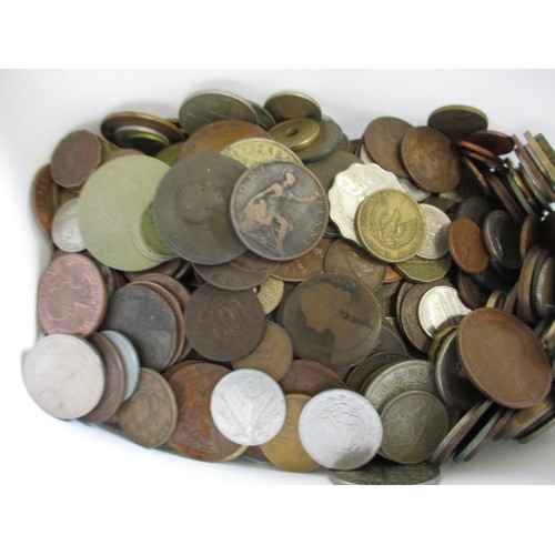 141 - A large quantity of vintage world coins, approx. 7kg in total, all in circulated condition