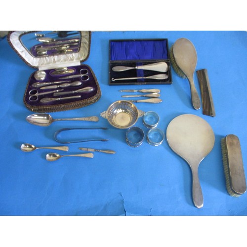 134 - A parcel of sterling silver items, to include an 18th century Exeter spoon and a 20th century dressi... 