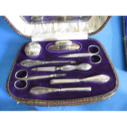 134 - A parcel of sterling silver items, to include an 18th century Exeter spoon and a 20th century dressi... 