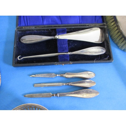 134 - A parcel of sterling silver items, to include an 18th century Exeter spoon and a 20th century dressi... 