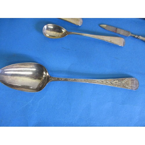 134 - A parcel of sterling silver items, to include an 18th century Exeter spoon and a 20th century dressi... 