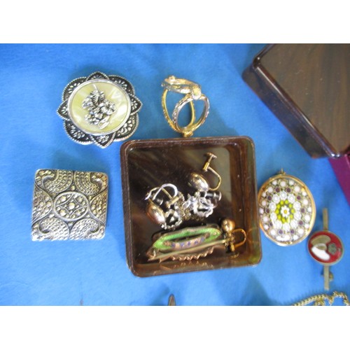 153 - A large quantity of vintage costume jewellery to include brooches, necklaces and earrings, all in us... 