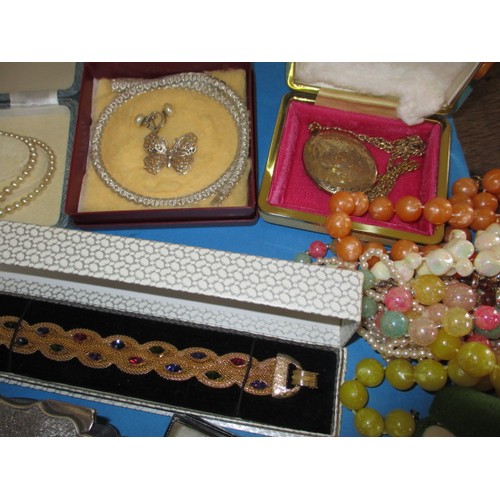 153 - A large quantity of vintage costume jewellery to include brooches, necklaces and earrings, all in us... 