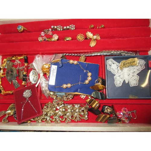 153 - A large quantity of vintage costume jewellery to include brooches, necklaces and earrings, all in us... 