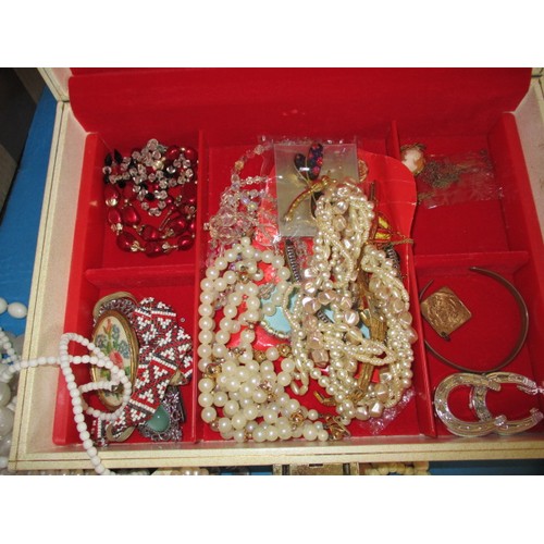 153 - A large quantity of vintage costume jewellery to include brooches, necklaces and earrings, all in us... 