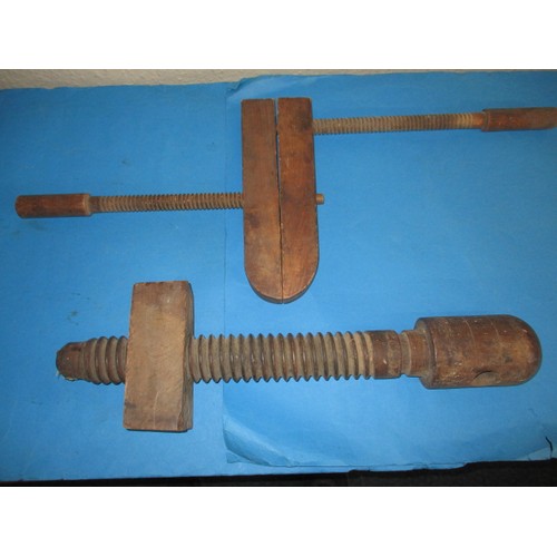 258 - A large vintage carpenters clamp and a bench vice screw, both in used condition with age related mar... 