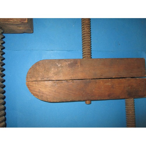 258 - A large vintage carpenters clamp and a bench vice screw, both in used condition with age related mar... 