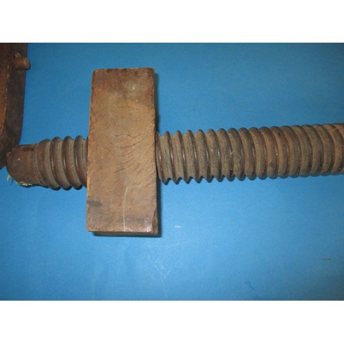 258 - A large vintage carpenters clamp and a bench vice screw, both in used condition with age related mar... 