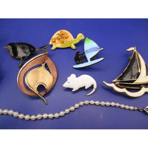 154 - A parcel of costume jewellery items to include a 9ct gold cameo brooch and some silver items, all in... 