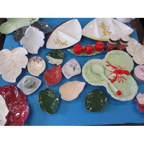 259 - A parcel of vintage Carltonware ceramics to include leaf dishes and a cruet set, all in good used co... 