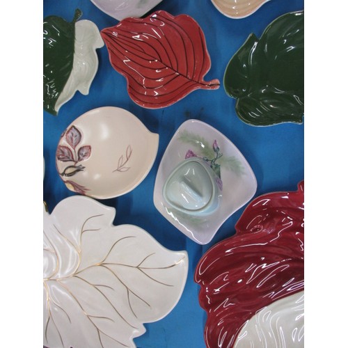 259 - A parcel of vintage Carltonware ceramics to include leaf dishes and a cruet set, all in good used co... 