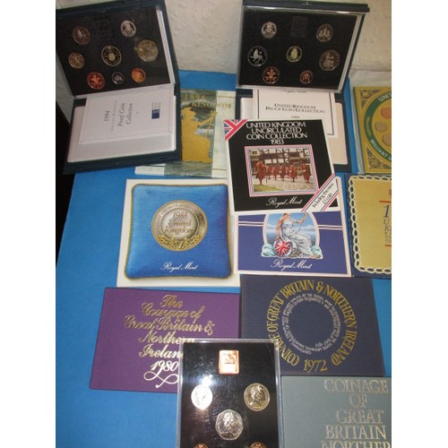 144 - A large quantity of Royal Mint proof and uncirculated coin sets of Great Britain & Northern Ireland,... 