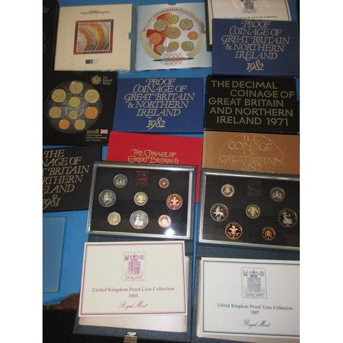 144 - A large quantity of Royal Mint proof and uncirculated coin sets of Great Britain & Northern Ireland,... 