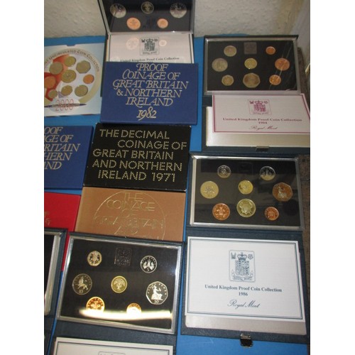 144 - A large quantity of Royal Mint proof and uncirculated coin sets of Great Britain & Northern Ireland,... 