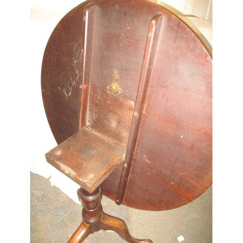 273 - An early 19th century mahogany tip top table, approx. diameter86cm in good antique condition