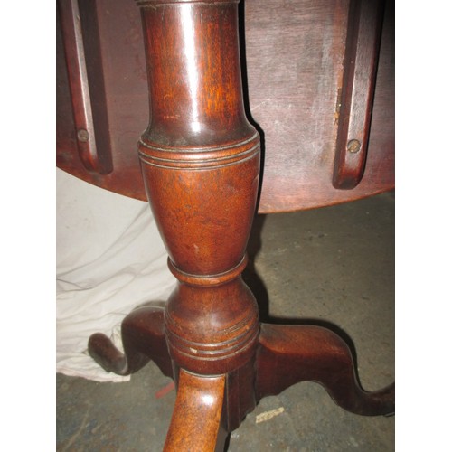 273 - An early 19th century mahogany tip top table, approx. diameter86cm in good antique condition