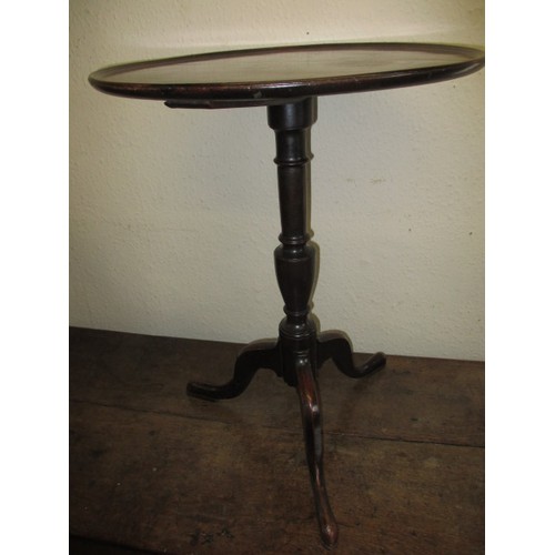 277 - A late 18th early 19th century mahogany occasional table with tri cabriole legs terminating with pad... 