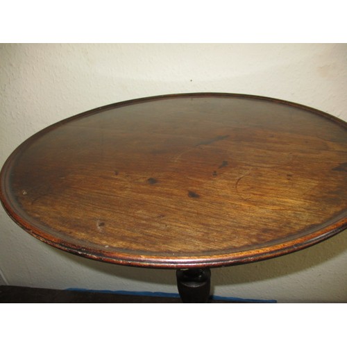 277 - A late 18th early 19th century mahogany occasional table with tri cabriole legs terminating with pad... 