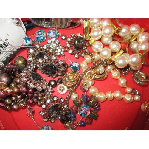 148 - A parcel of costume jewellery, to include sone items in original boxes, all in used condition