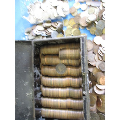 143 - A large quantity of vintage world coins, approx. 14kg in total, to include Royal Mint boxed sets