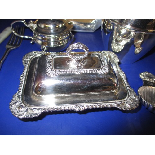 130 - A parcel of sterling silver and white metal items, approx. weight of marked items 300g, in good used... 