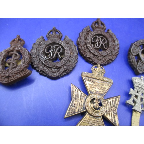 204 - A parcel of military badges and medals, to include a WWI medal to 36916 Pte G A Ryall and a duo to 7... 