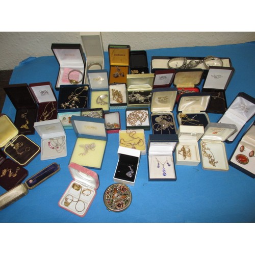 171 - A parcel of vintage costume jewellery to include gold and silver items, all in pre-owned condition