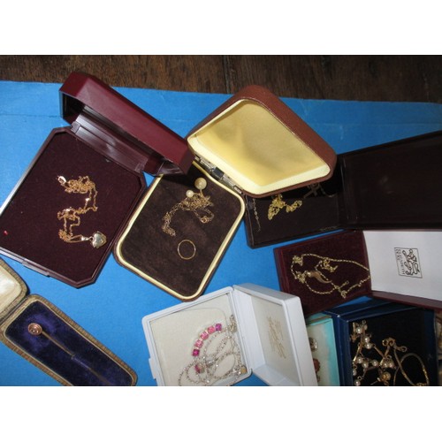 171 - A parcel of vintage costume jewellery to include gold and silver items, all in pre-owned condition