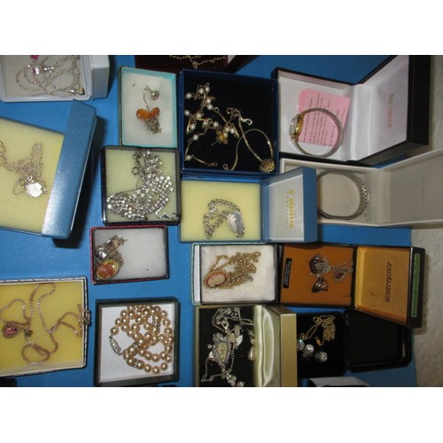 171 - A parcel of vintage costume jewellery to include gold and silver items, all in pre-owned condition