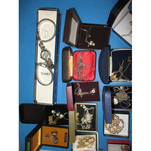 171 - A parcel of vintage costume jewellery to include gold and silver items, all in pre-owned condition