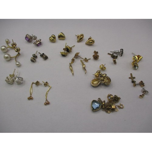 112 - A parcel of vintage earrings, most in pairs and with butterfly’s, all in used condition