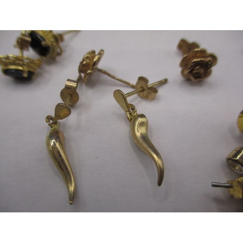 112 - A parcel of vintage earrings, most in pairs and with butterfly’s, all in used condition