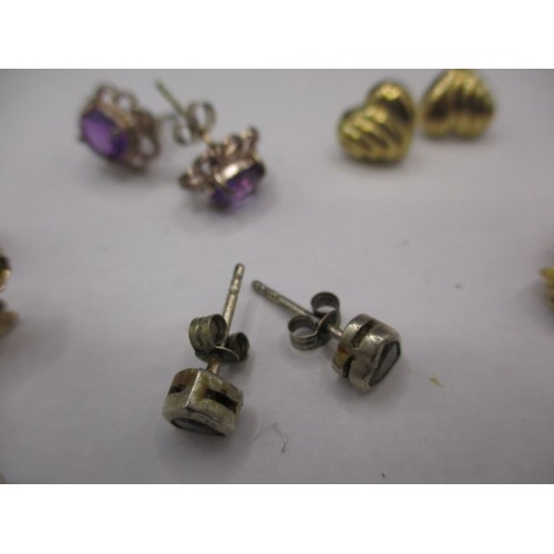 112 - A parcel of vintage earrings, most in pairs and with butterfly’s, all in used condition