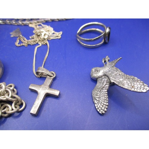 113 - A parcel of vintage jewellery items, to include some silver items, all in used condition with use-re... 