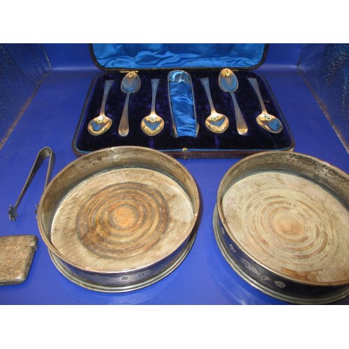 143 - A parcel of sterling silver items, to include a cased set of spoons, approx. weight 178.5g and a pai... 