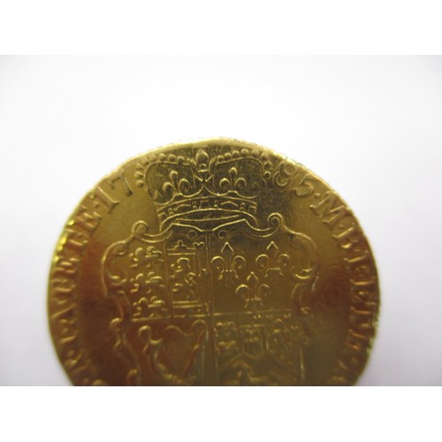 125 - A George III 1785 gold Guinea, approx. weight 8.3g approx. diameter 24mm, in very good + circulated ... 