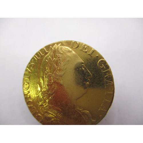 125 - A George III 1785 gold Guinea, approx. weight 8.3g approx. diameter 24mm, in very good + circulated ... 