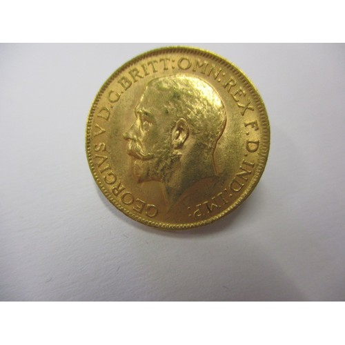 127 - A George V full gold sovereign dated 1913 A good grade circulated coin in presentation box