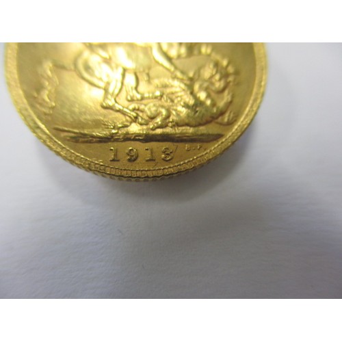 127 - A George V full gold sovereign dated 1913 A good grade circulated coin in presentation box